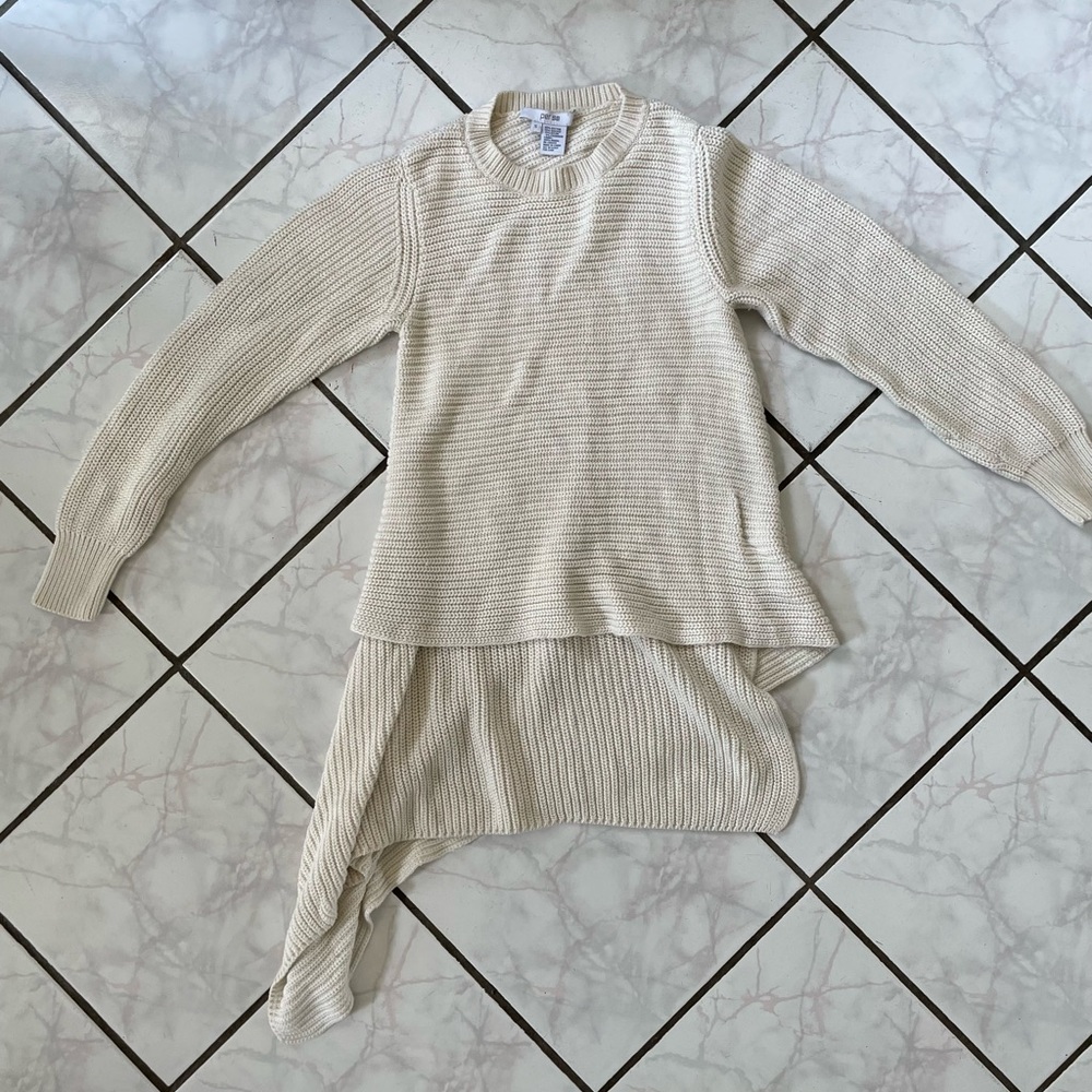 Per se asymmetrical sweater